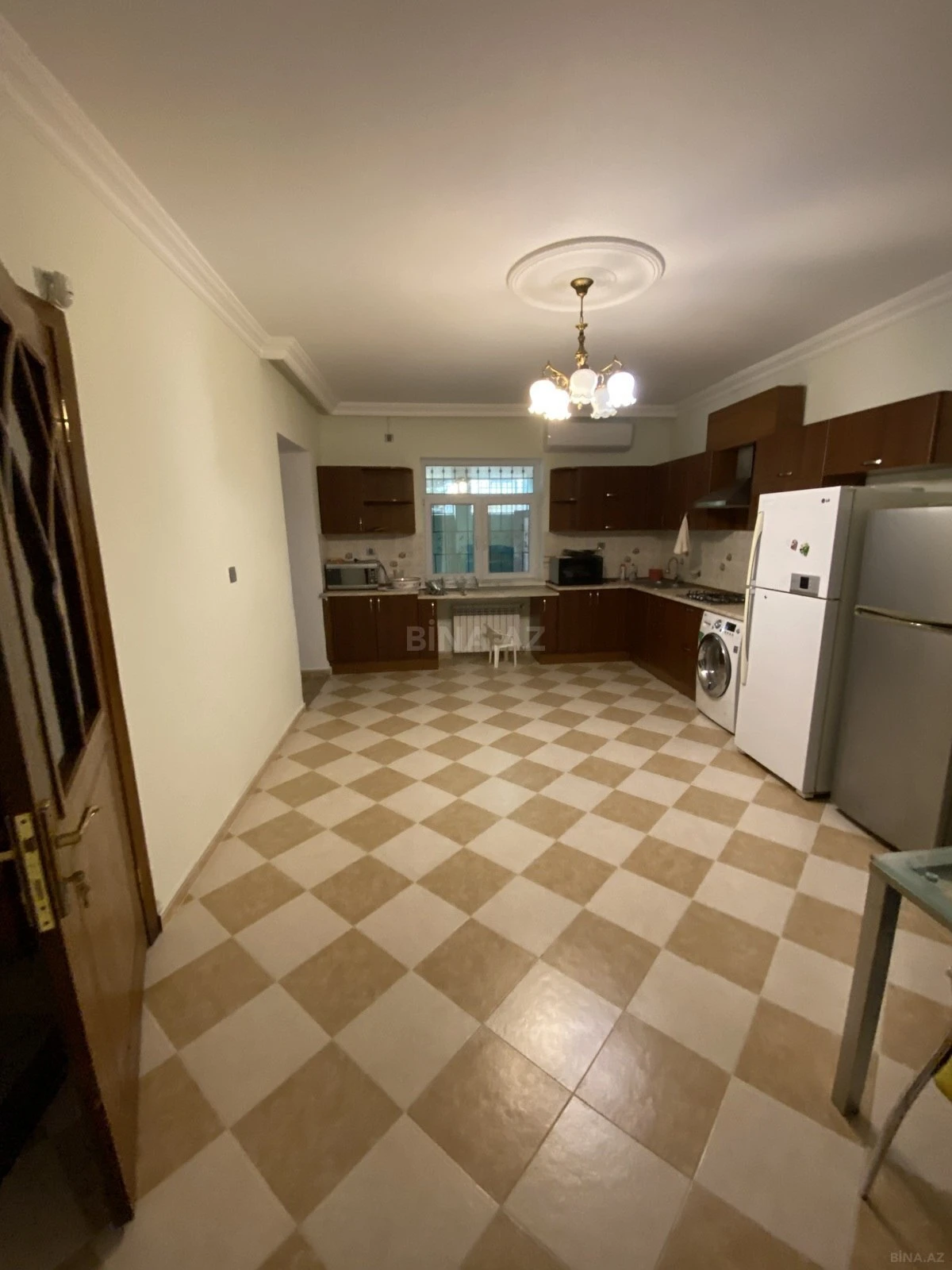 Satılır 5 otaqlı həyət evi 240 m²