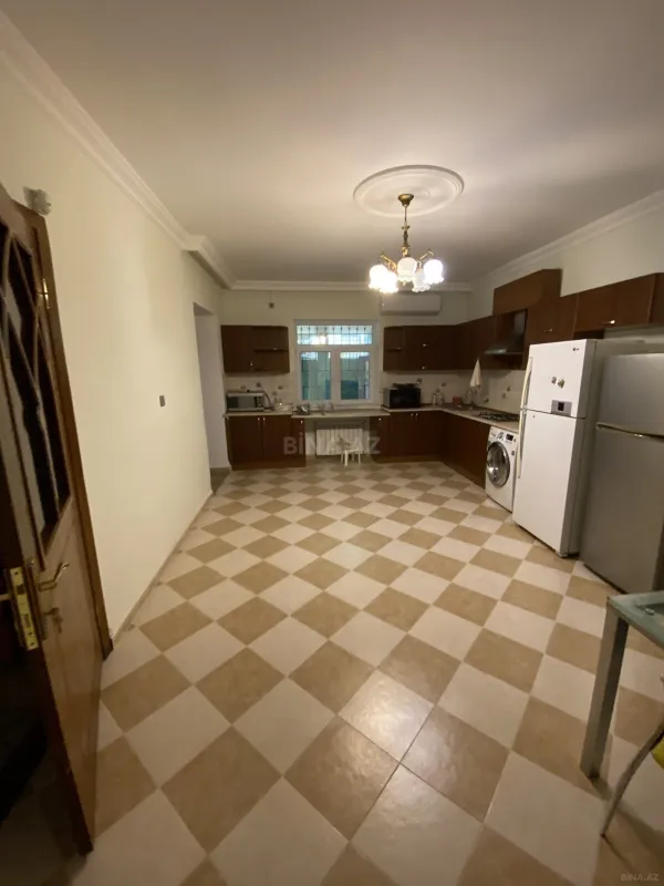 Satılır 5 otaqlı həyət evi 240 m²