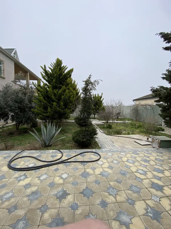 Satılır 5 otaqlı həyət evi 240 m²
