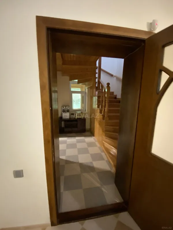 Satılır 5 otaqlı həyət evi 240 m²