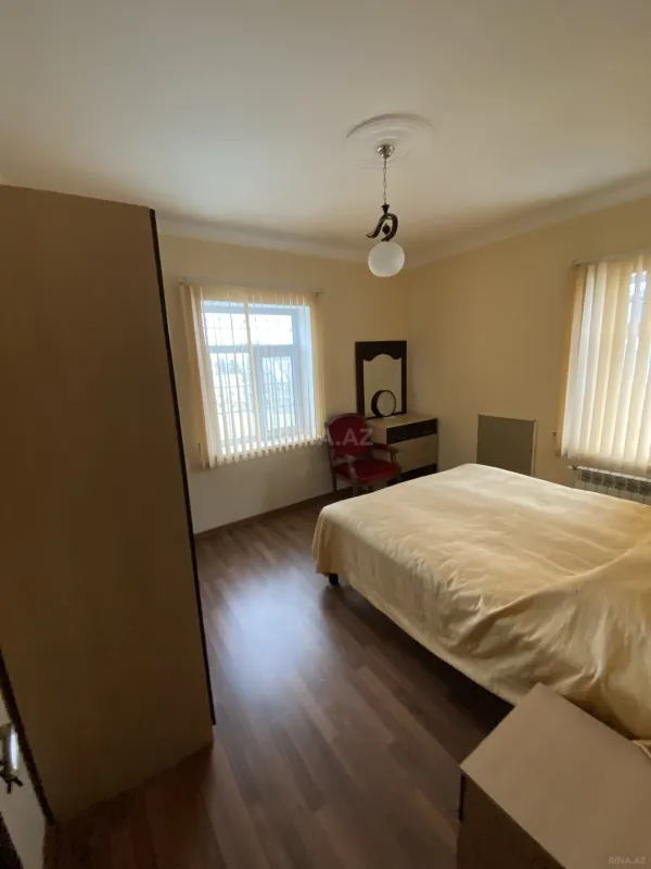 Satılır 5 otaqlı həyət evi 240 m²