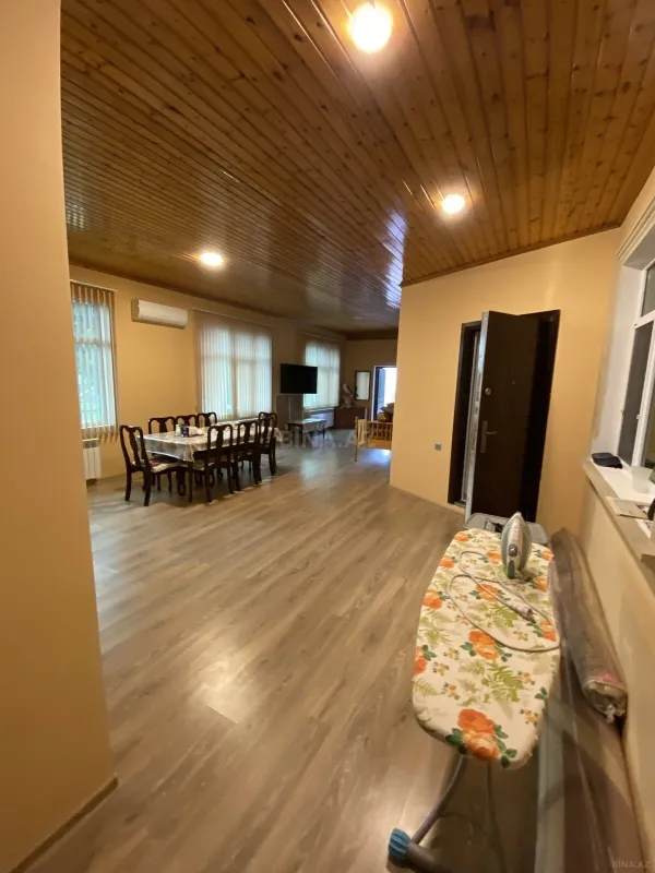 Satılır 5 otaqlı həyət evi 240 m²