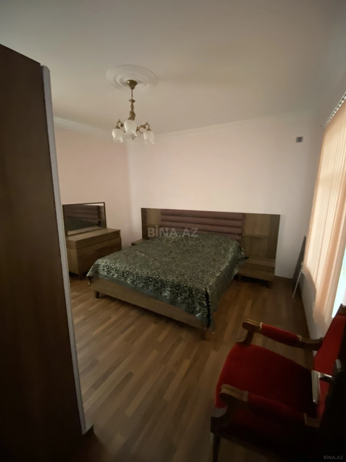 Satılır 5 otaqlı həyət evi 240 m²