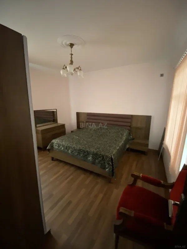 Satılır 5 otaqlı həyət evi 240 m²