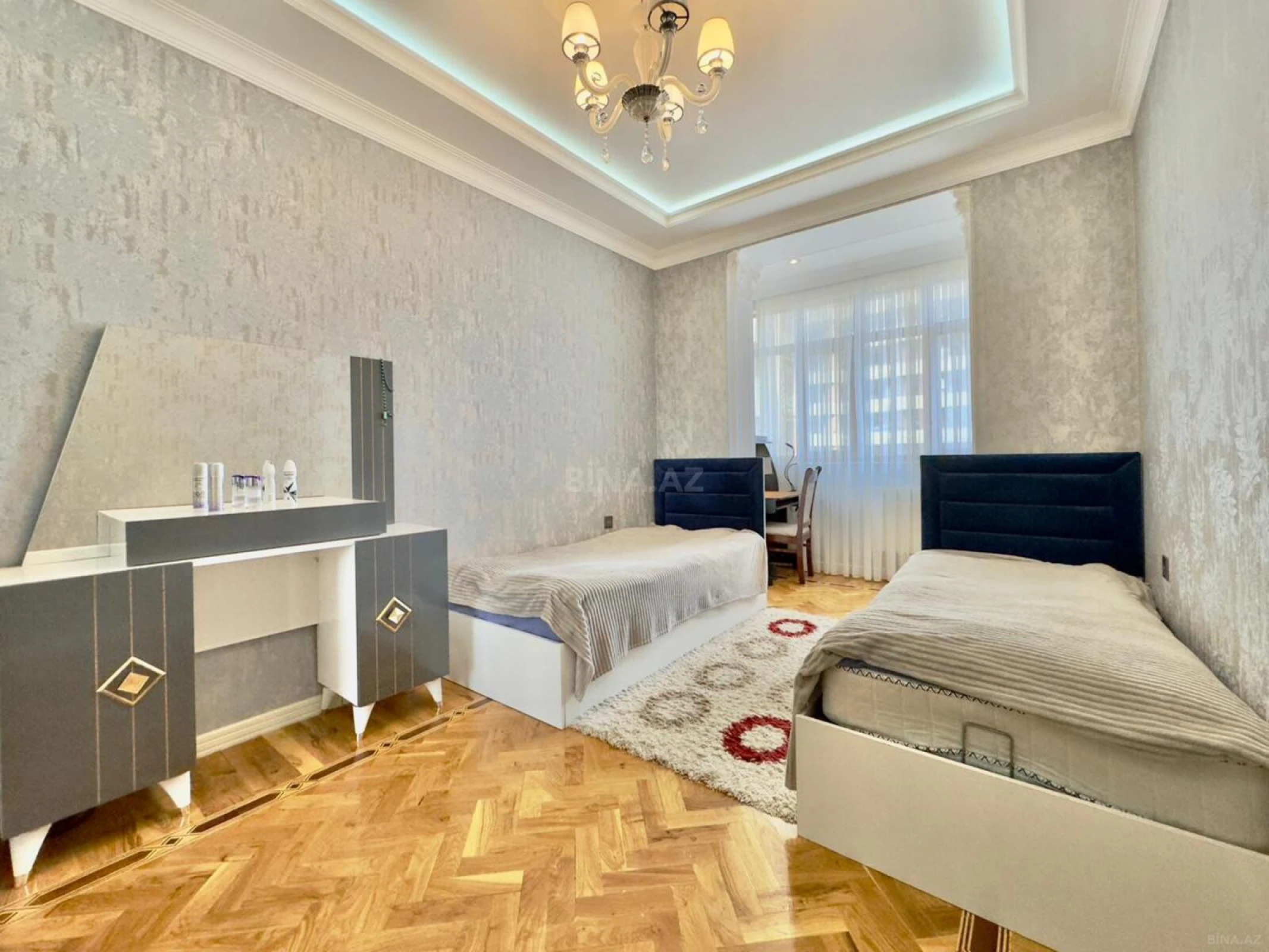 Satılır 3 otaqlı mənzil 180 m²