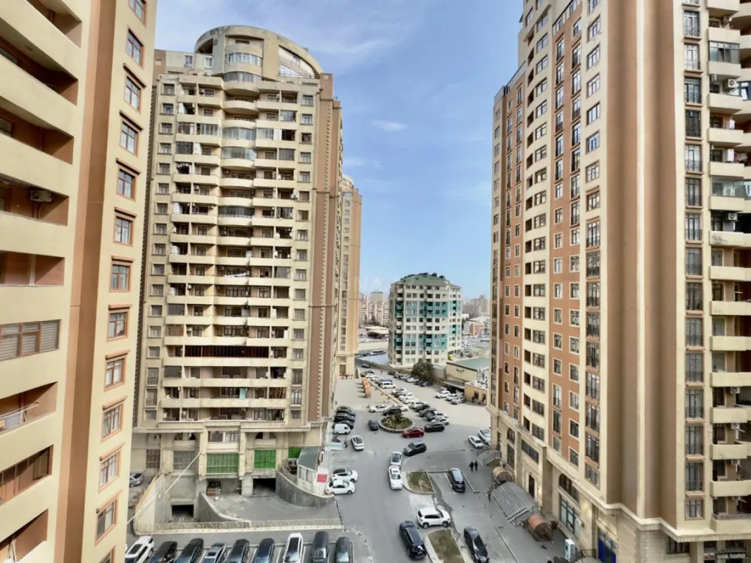Satılır 3 otaqlı mənzil 180 m²