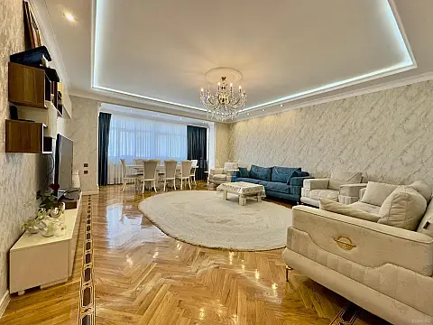 Satılır 3 otaqlı mənzil 180 m²