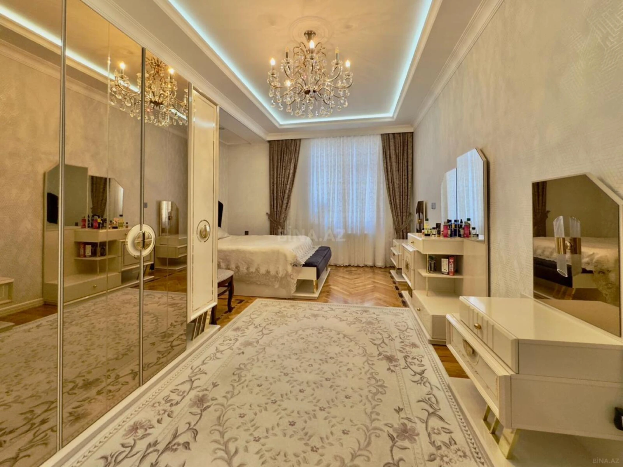 Satılır 3 otaqlı mənzil 180 m²