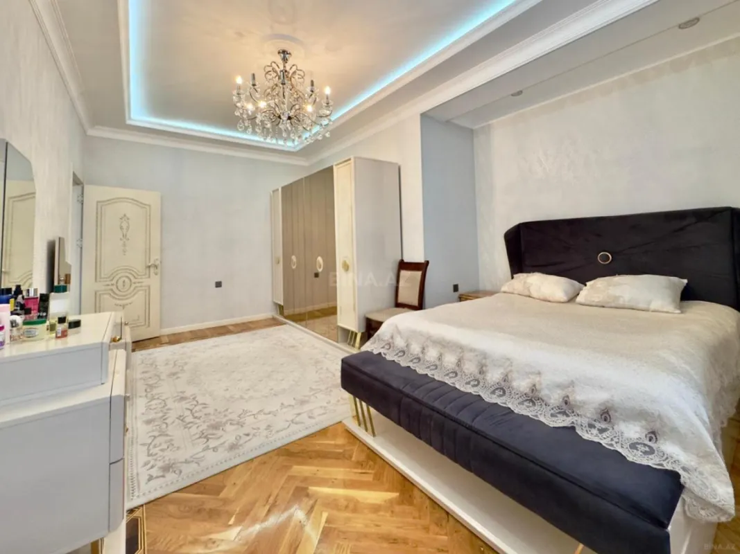 Satılır 3 otaqlı mənzil 180 m²