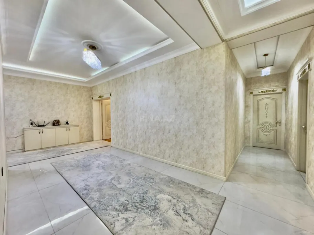 Satılır 3 otaqlı mənzil 180 m²