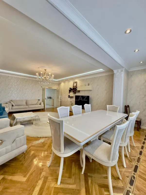 Satılır 3 otaqlı mənzil 180 m²