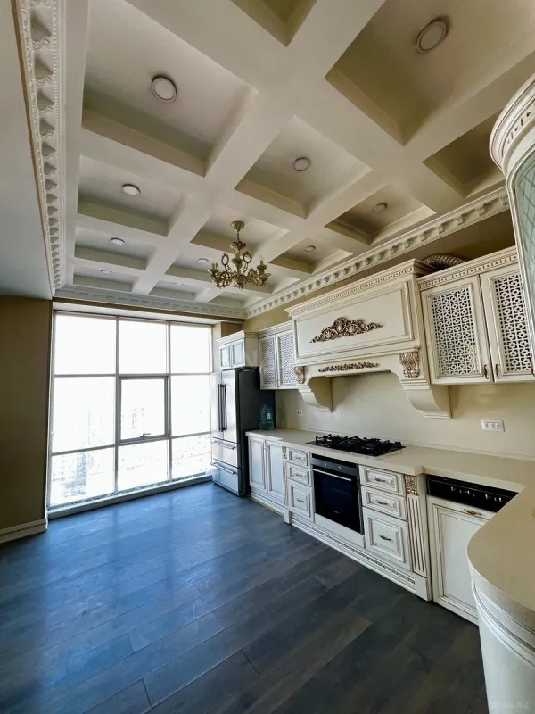 Satılır 4 otaqlı mənzil 204 m²