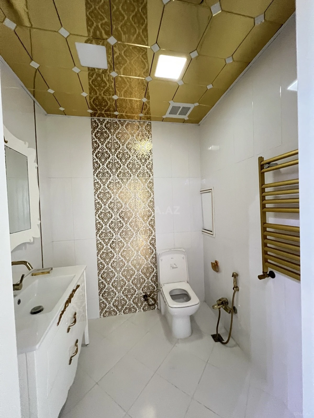 Satılır 4 otaqlı mənzil 204 m²
