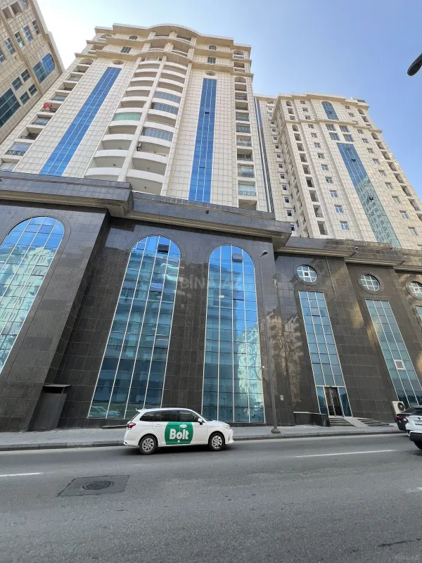 Satılır 4 otaqlı mənzil 204 m²