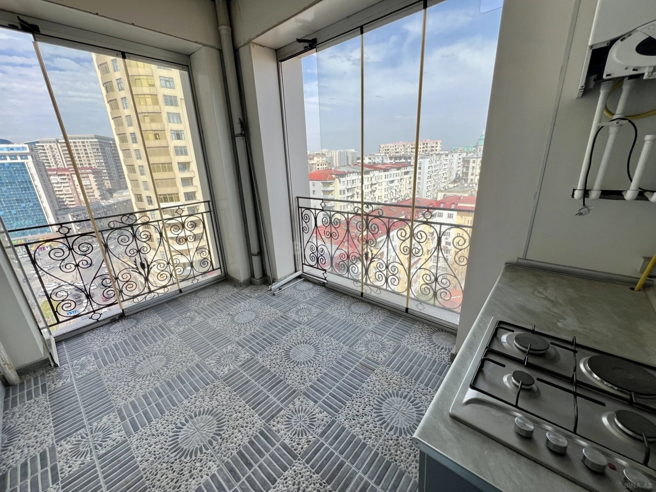 Satılır 4 otaqlı mənzil 204 m²
