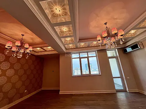 Satılır 4 otaqlı mənzil 204 m²