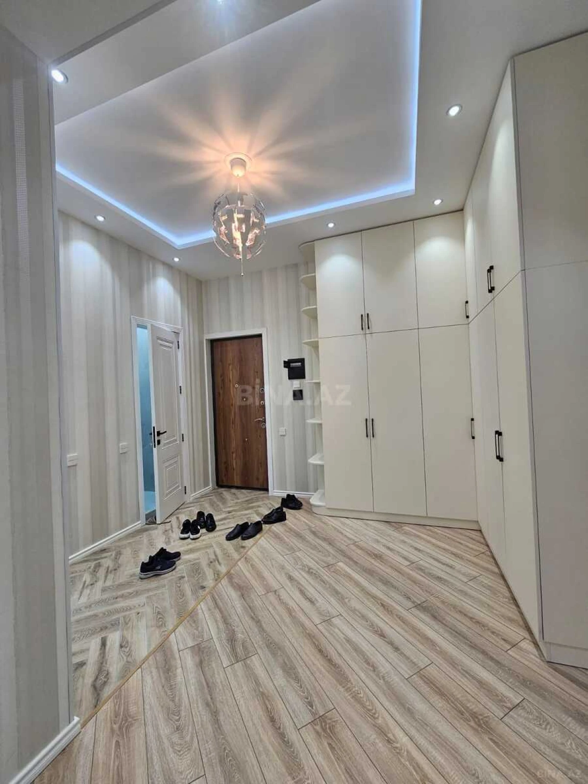 Kirayə verilir 3 otaqlı mənzil 142 m²