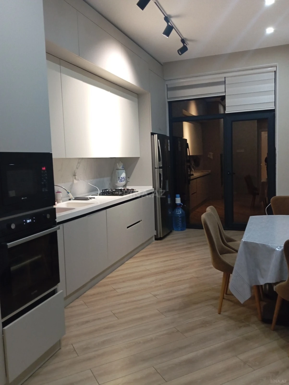 Kirayə verilir 3 otaqlı mənzil 142 m²