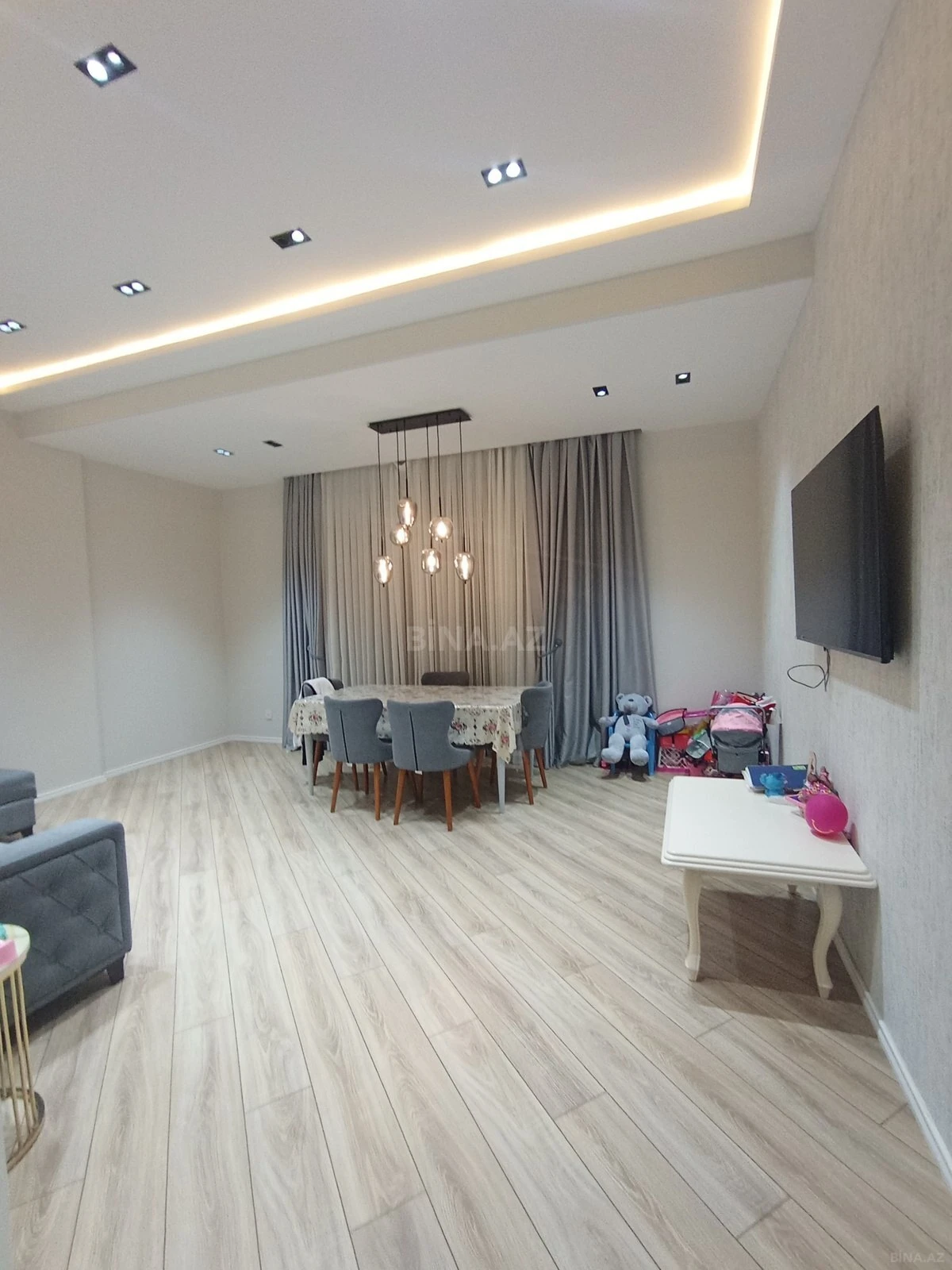 Kirayə verilir 3 otaqlı mənzil 142 m²