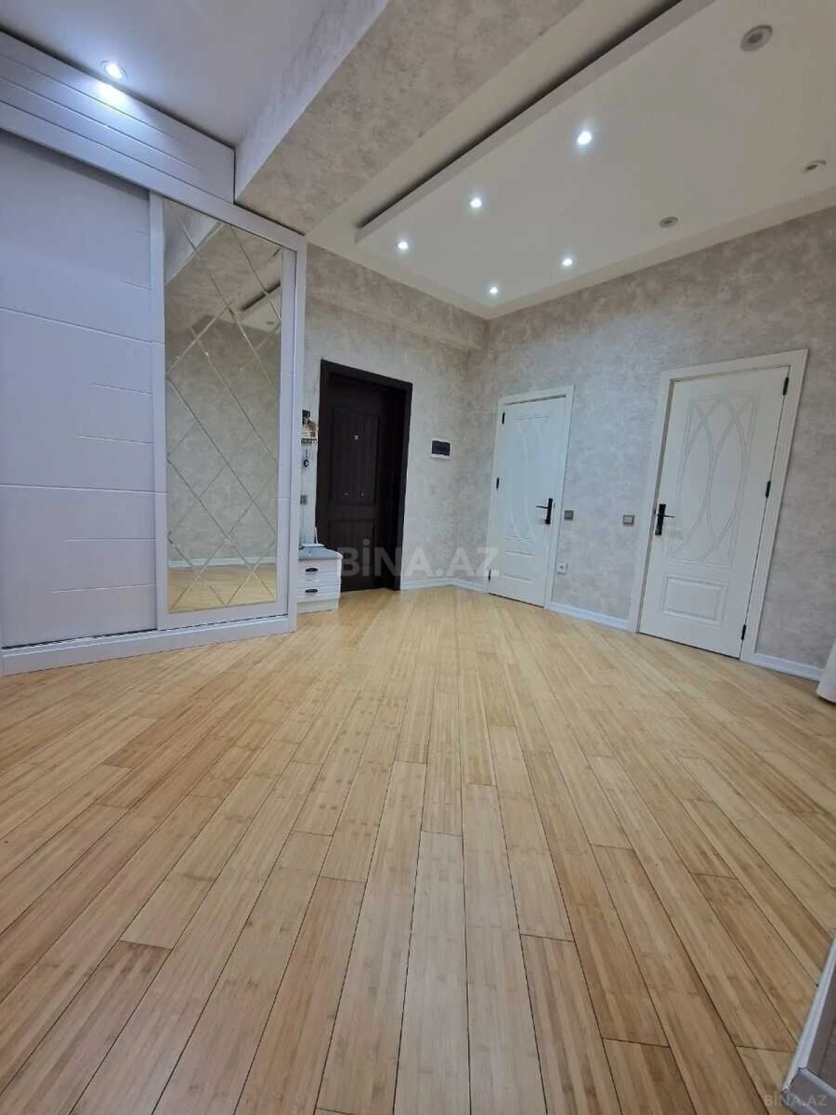 Satılır 2 otaqlı mənzil 92 m²