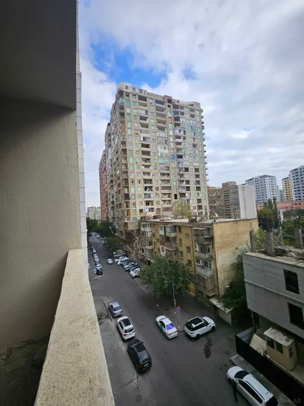 Satılır 4 otaqlı mənzil 164 m²