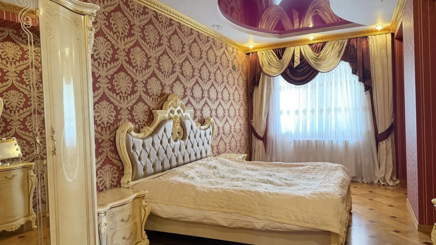 Kirayə verilir 3 otaqlı mənzil 140 m²