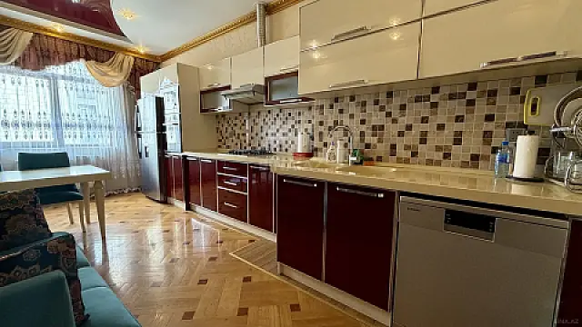 Kirayə verilir 3 otaqlı mənzil 140 m²