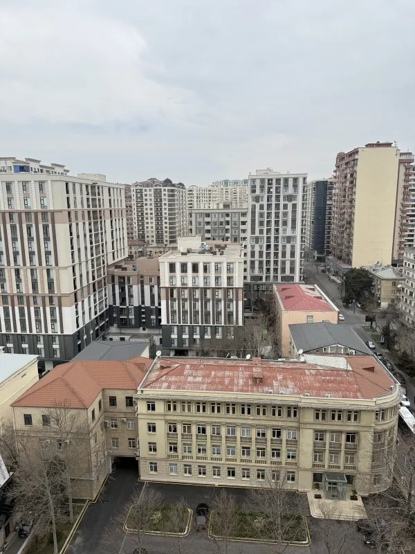 Satılır 5 otaqlı mənzil 185 m²