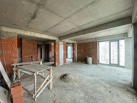 Satılır 4 otaqlı mənzil 180 m²