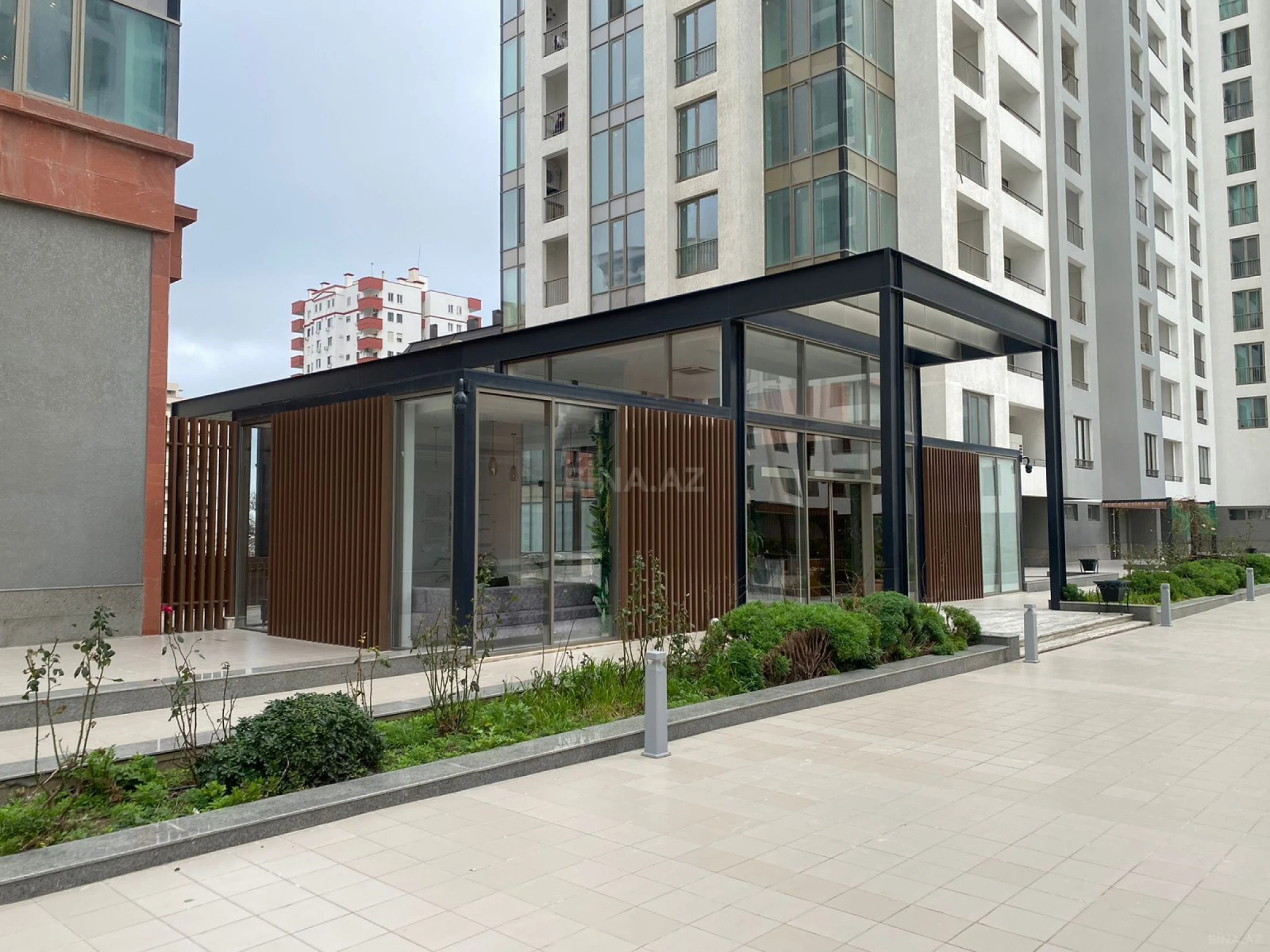 Satılır 4 otaqlı mənzil 180 m²
