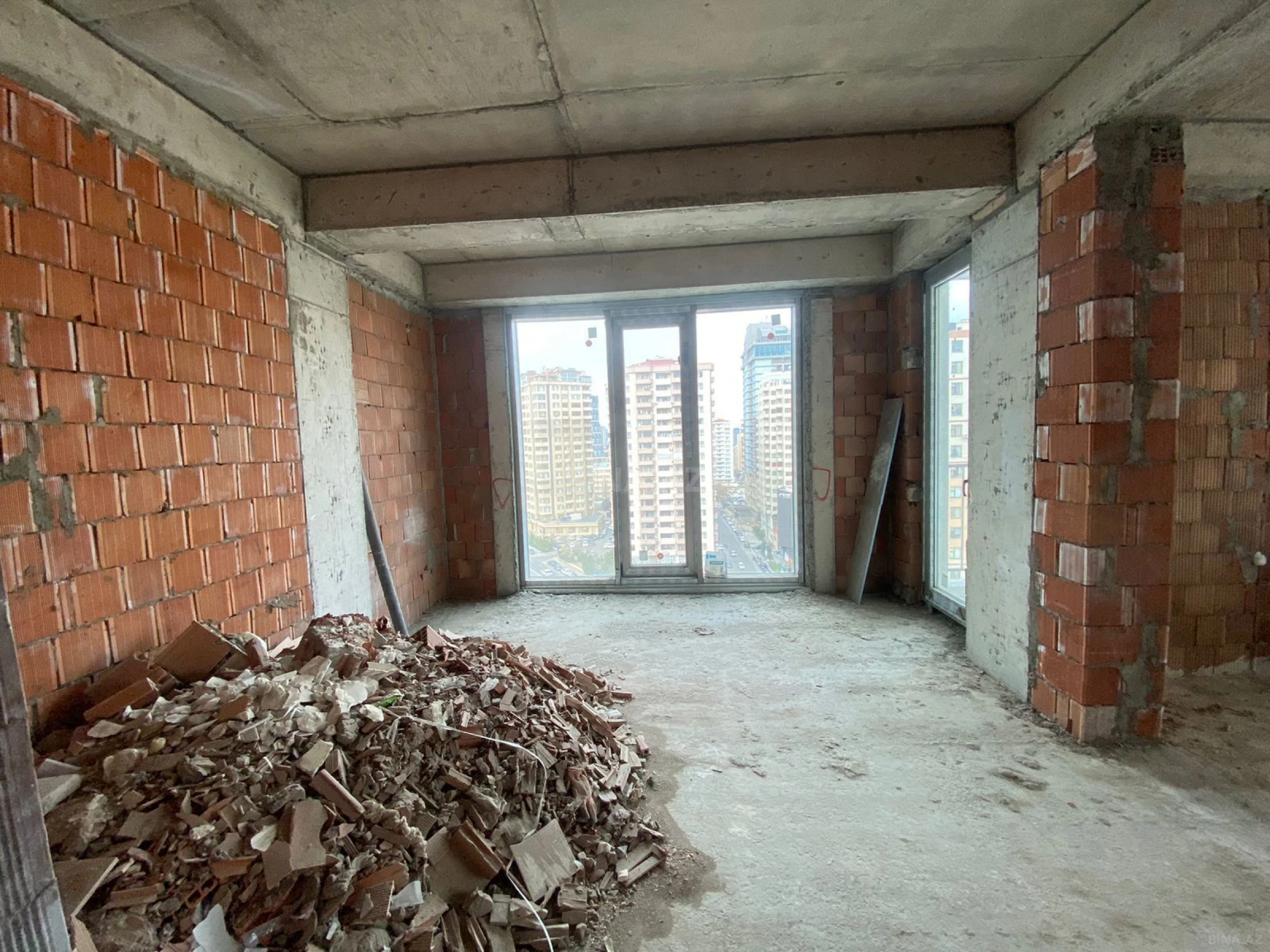 Satılır 4 otaqlı mənzil 180 m²