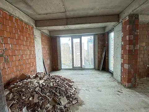 Satılır 4 otaqlı mənzil 180 m²