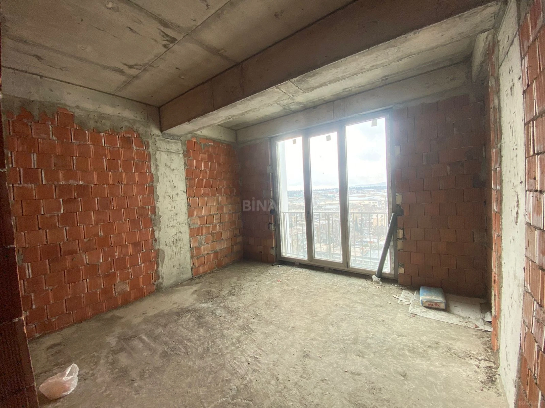 Satılır 4 otaqlı mənzil 180 m²