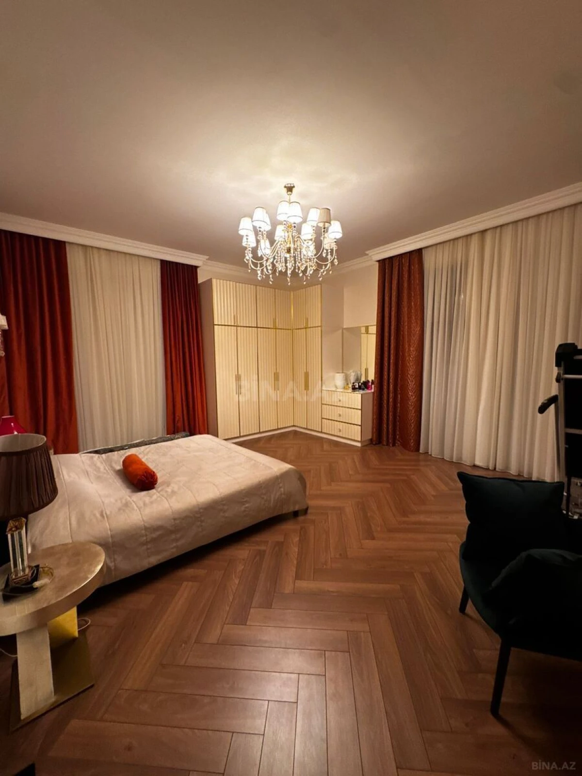 Satılır 3 otaqlı mənzil 165 m²