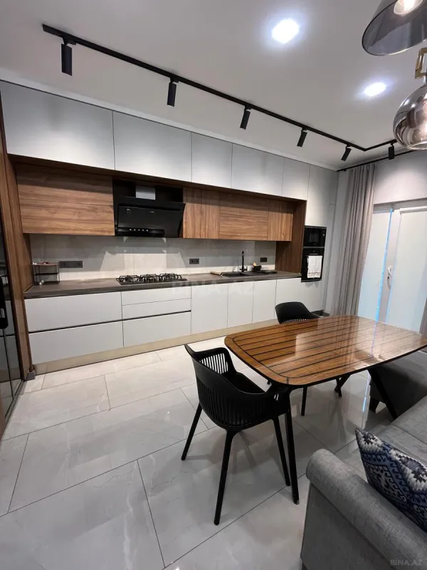 Satılır 4 otaqlı mənzil 180 m²