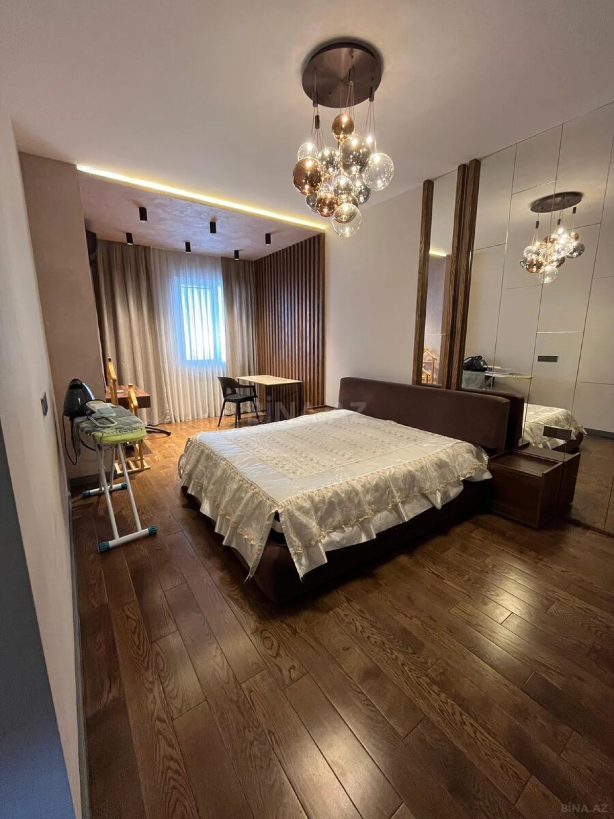 Satılır 4 otaqlı mənzil 180 m²