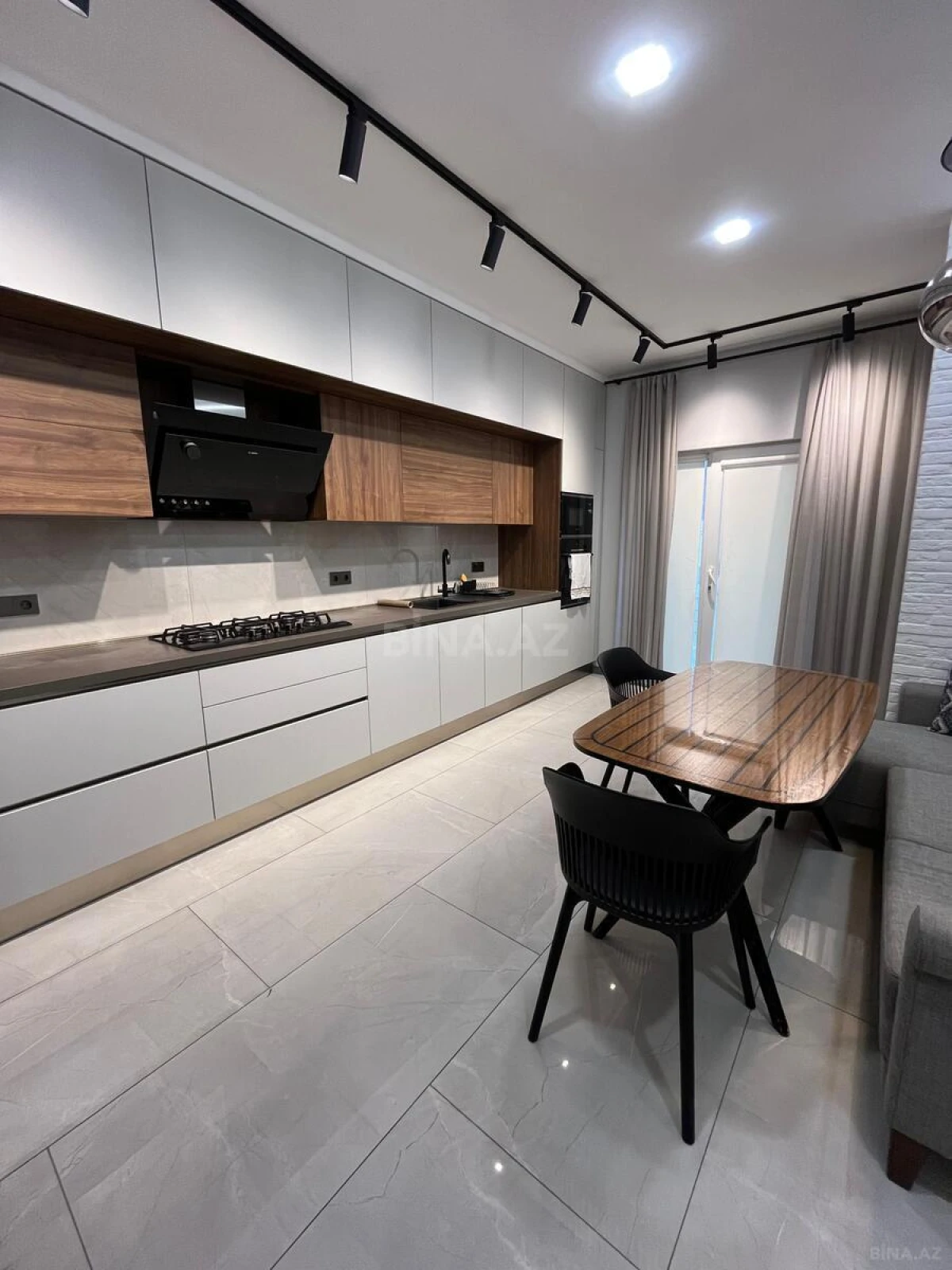 Satılır 4 otaqlı mənzil 180 m²