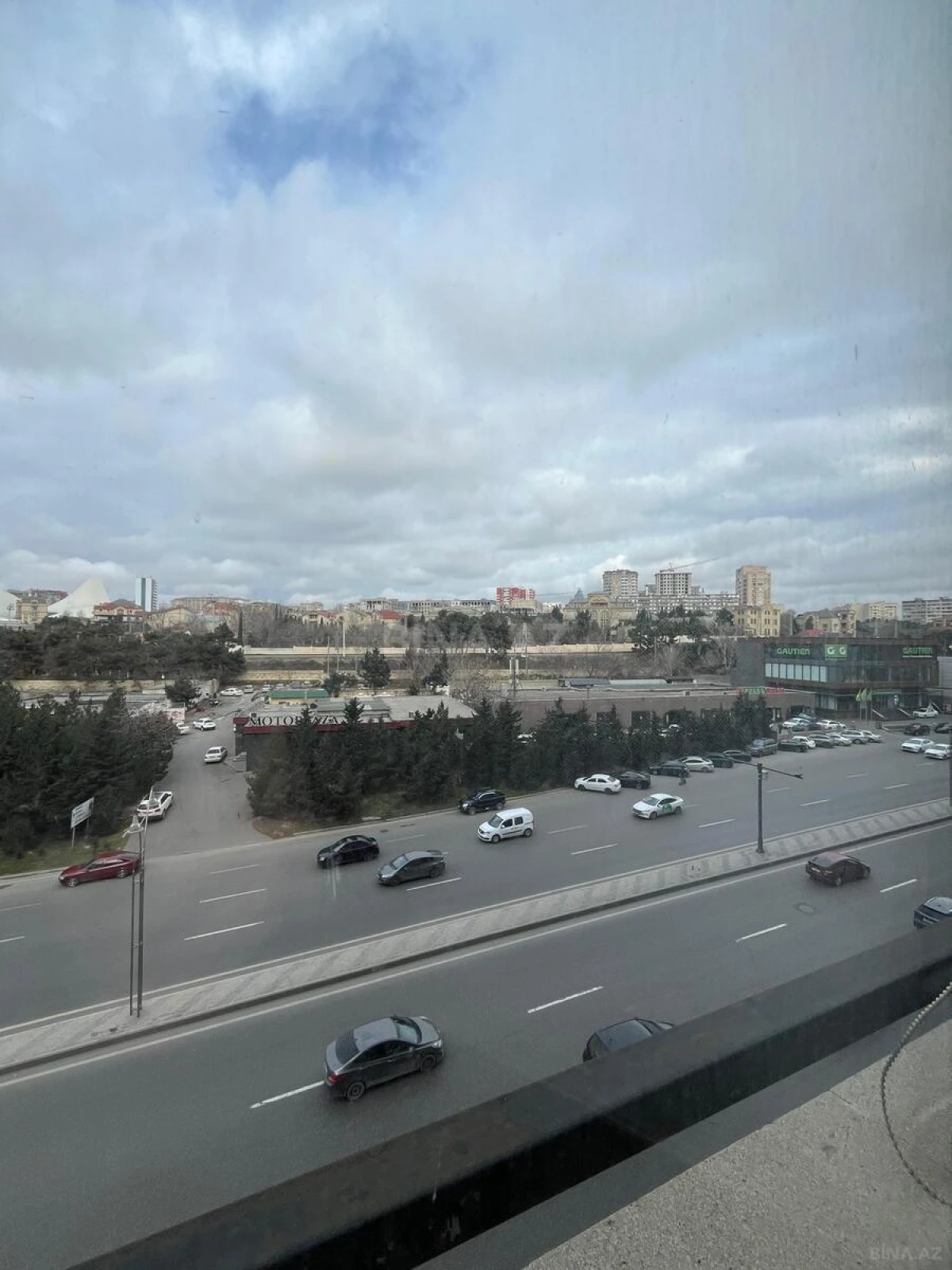 Satılır 4 otaqlı mənzil 180 m²