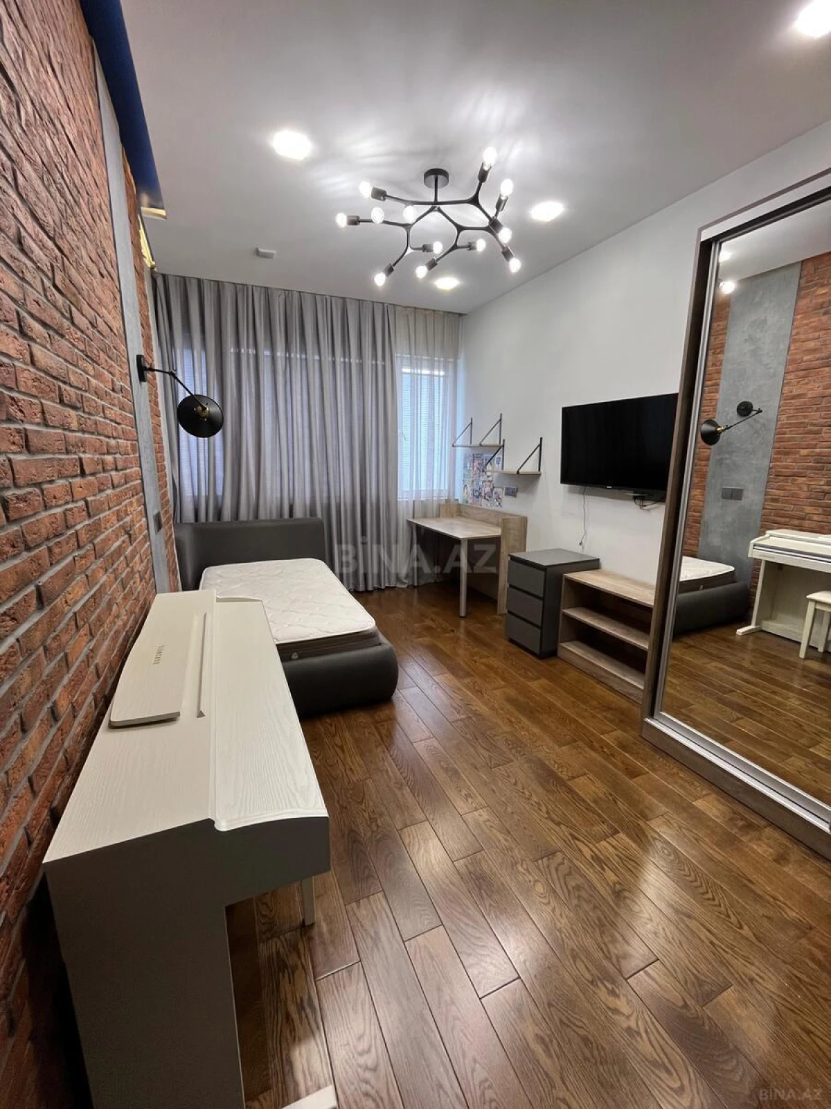 Satılır 4 otaqlı mənzil 180 m²
