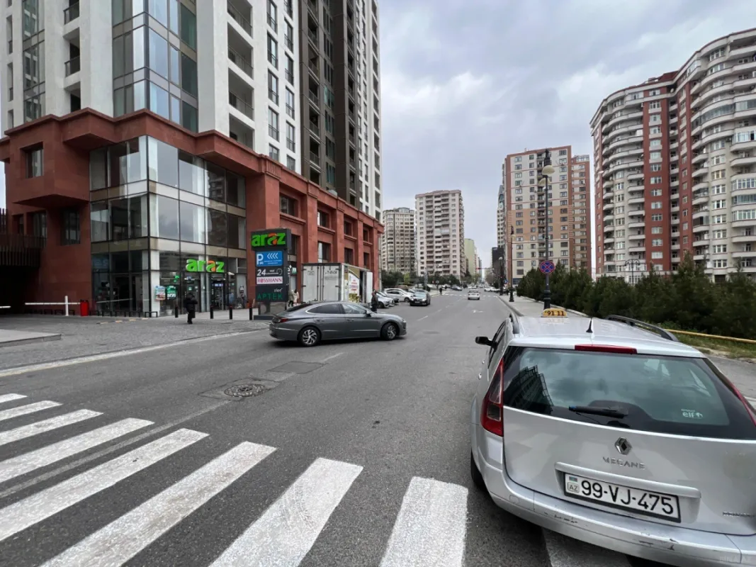 Satılır 4 otaqlı mənzil 180 m²