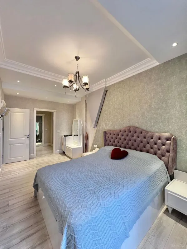 Satılır 4 otaqlı mənzil 154 m²