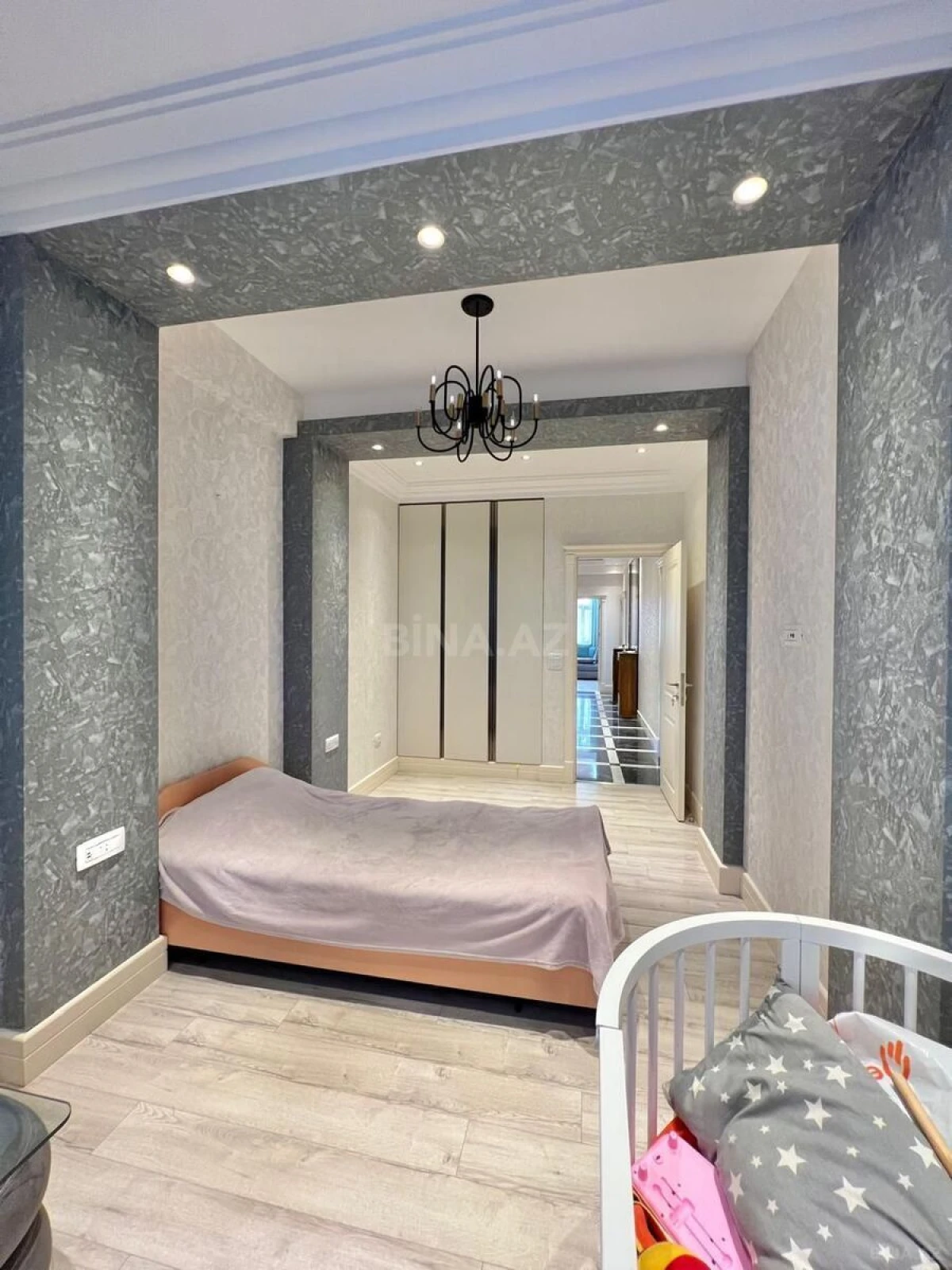 Satılır 4 otaqlı mənzil 154 m²