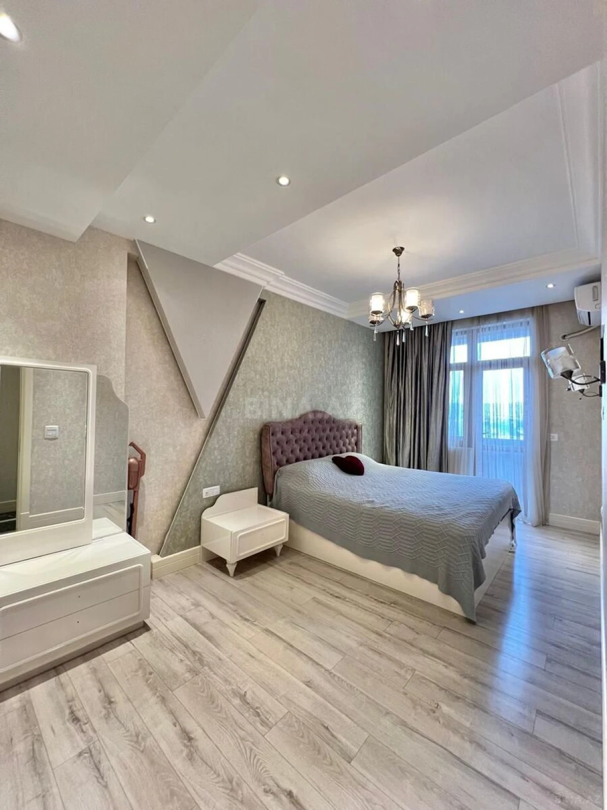 Satılır 4 otaqlı mənzil 154 m²