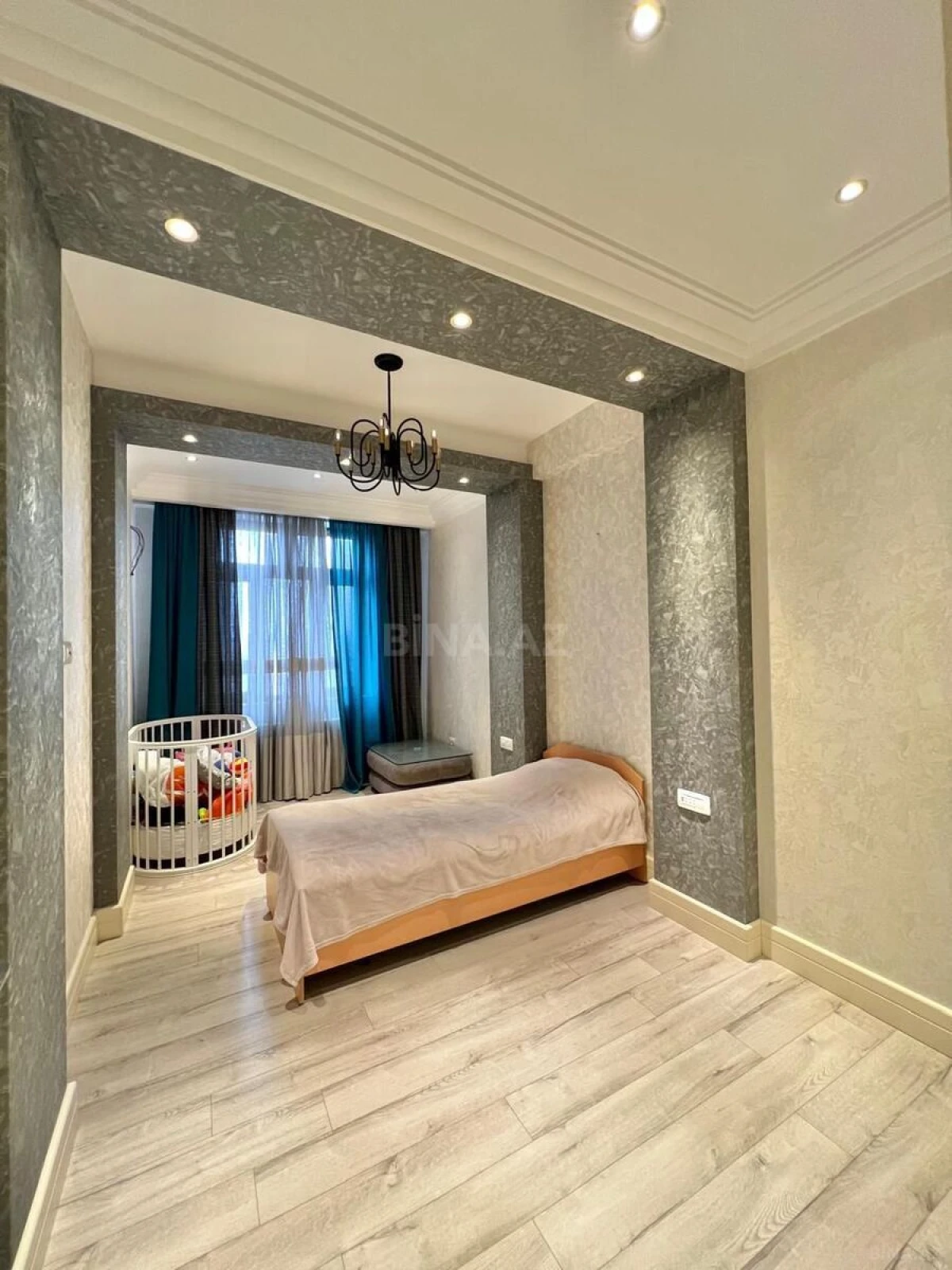 Satılır 4 otaqlı mənzil 154 m²