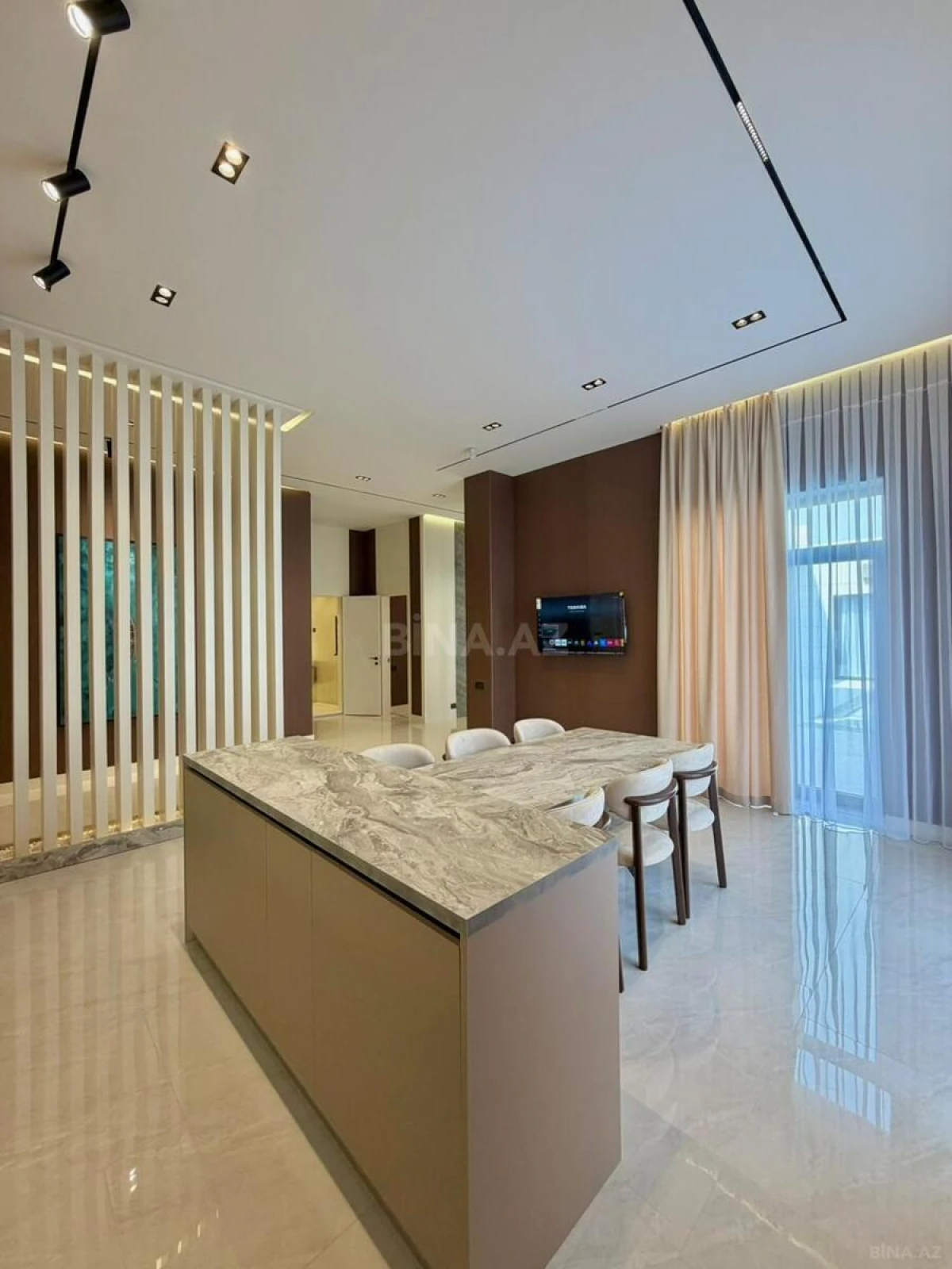 Satılır 5 otaqlı həyət evi 270 m²