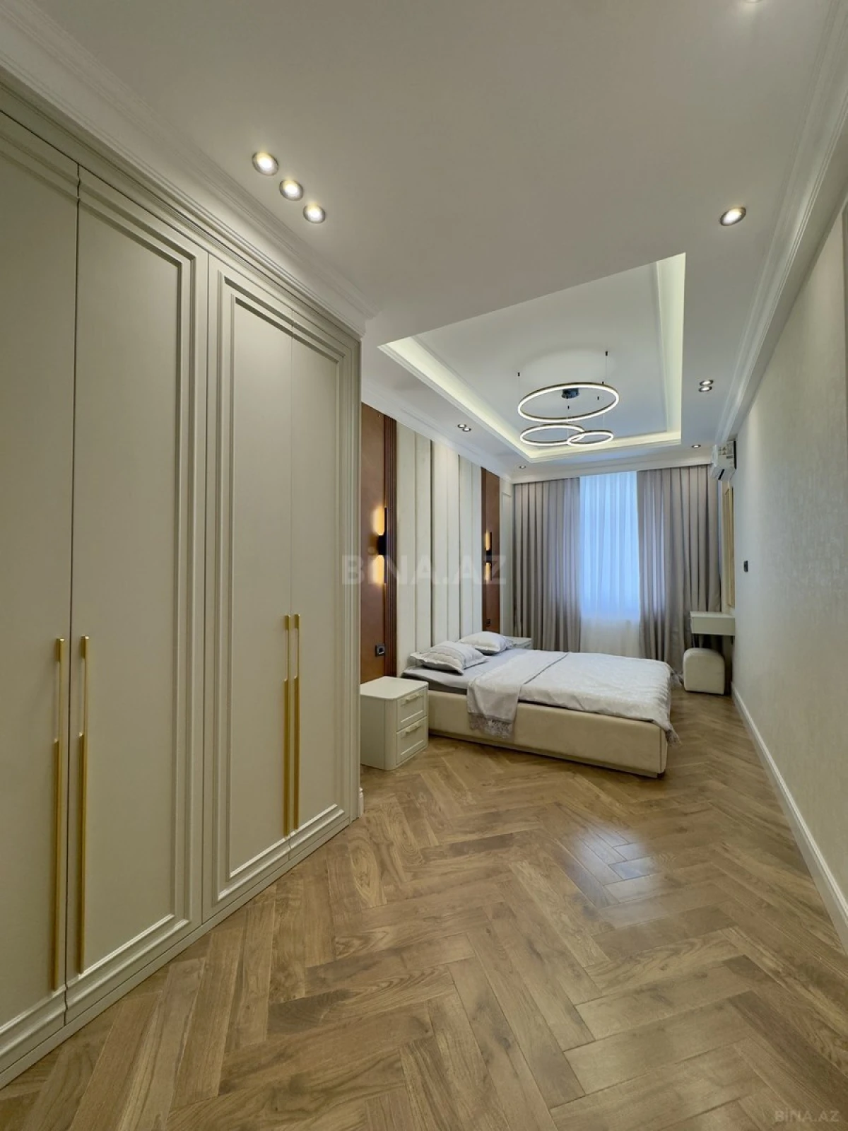 Satılır 4 otaqlı mənzil 165 m²