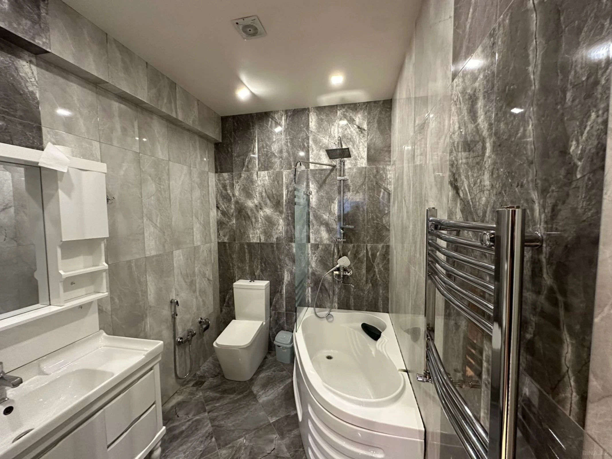 Kirayə verilir 2 otaqlı mənzil 96 m²