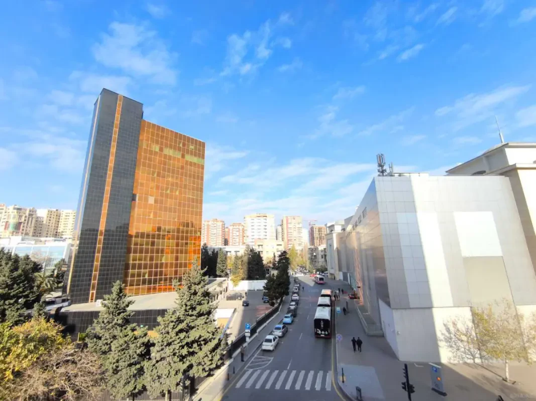 Kirayə verilir 4 otaqlı mənzil 230 m²