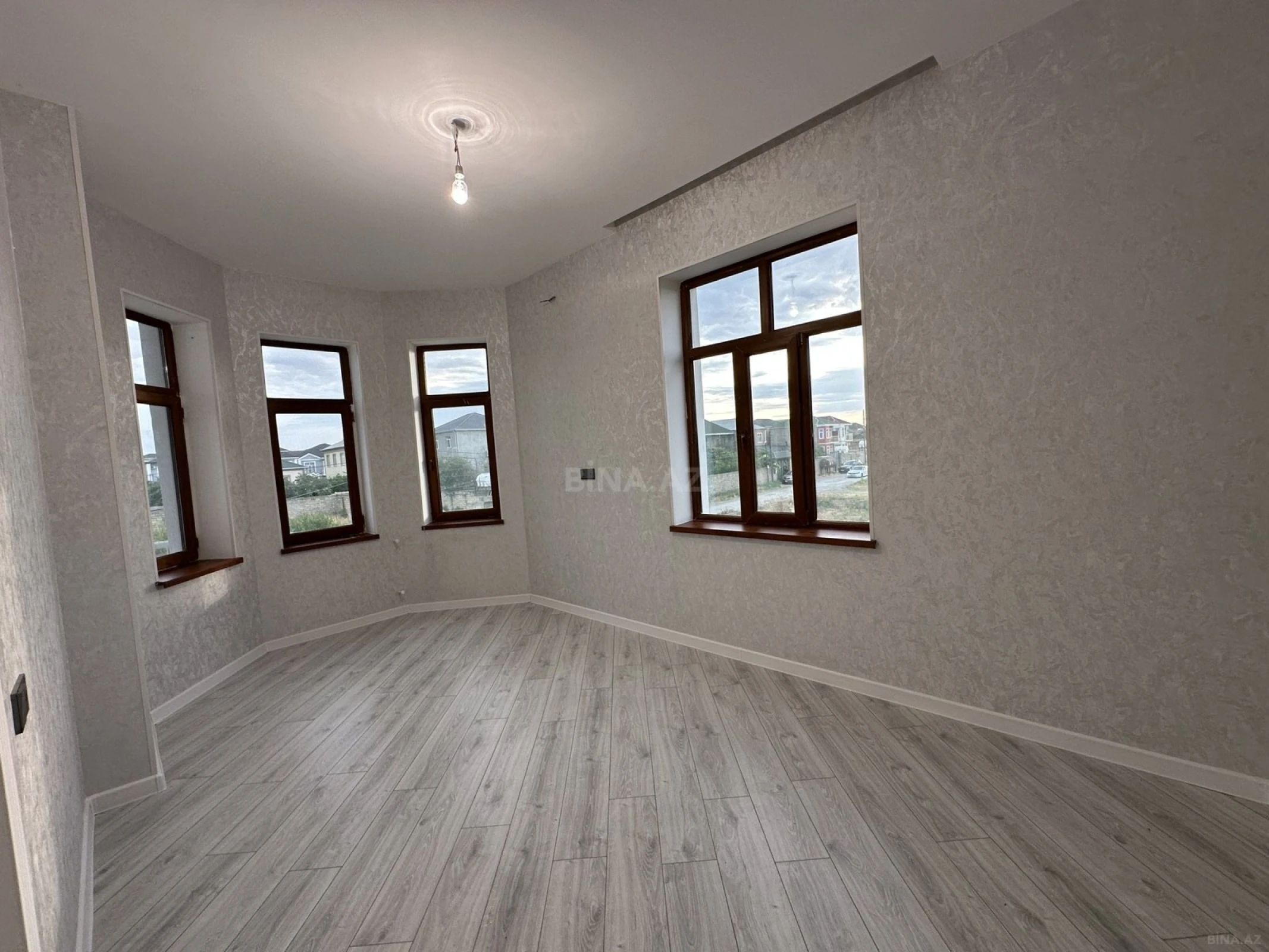 Satılır 8 otaqlı həyət evi 354 m²