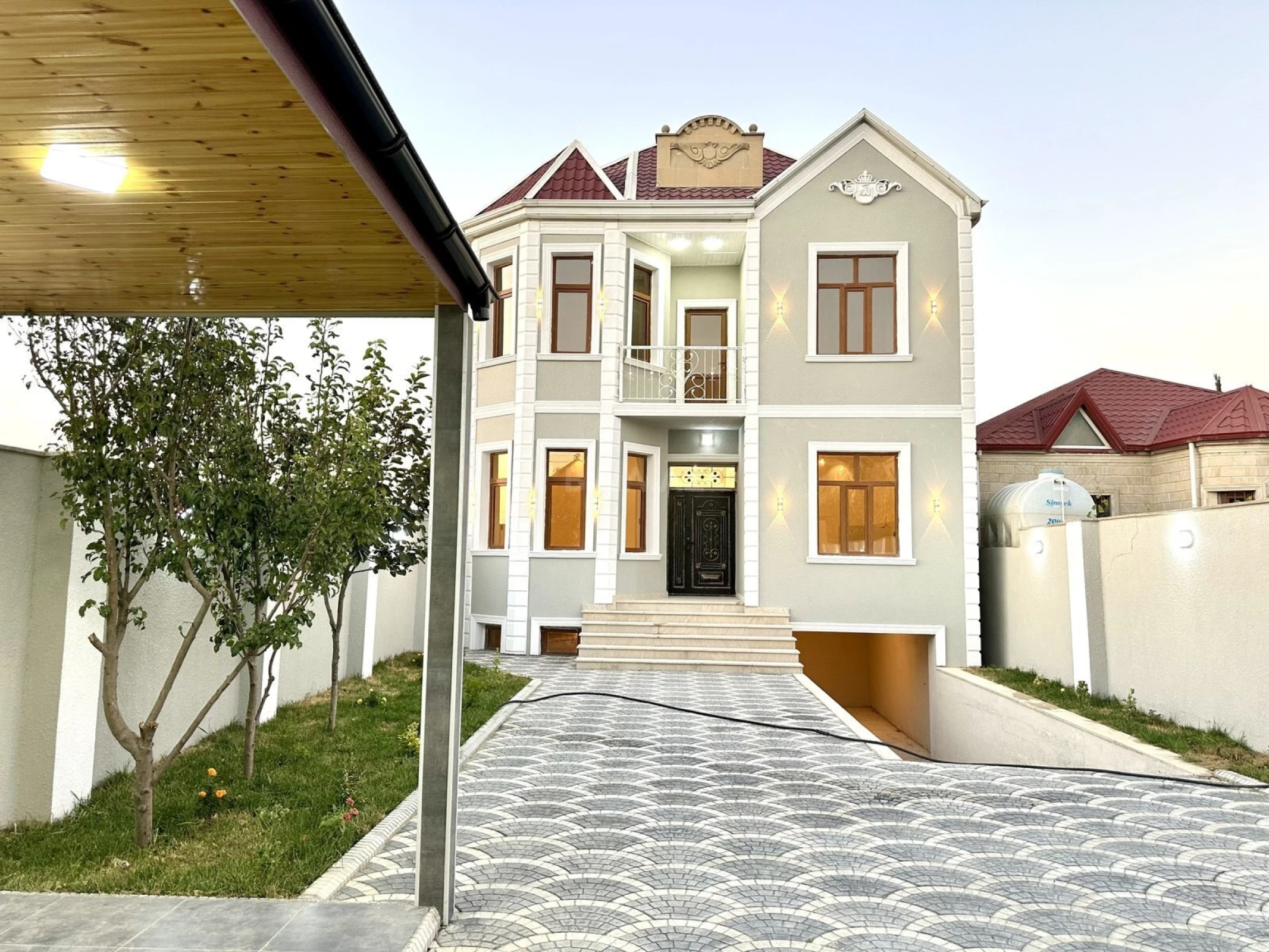 Satılır 8 otaqlı həyət evi 354 m²